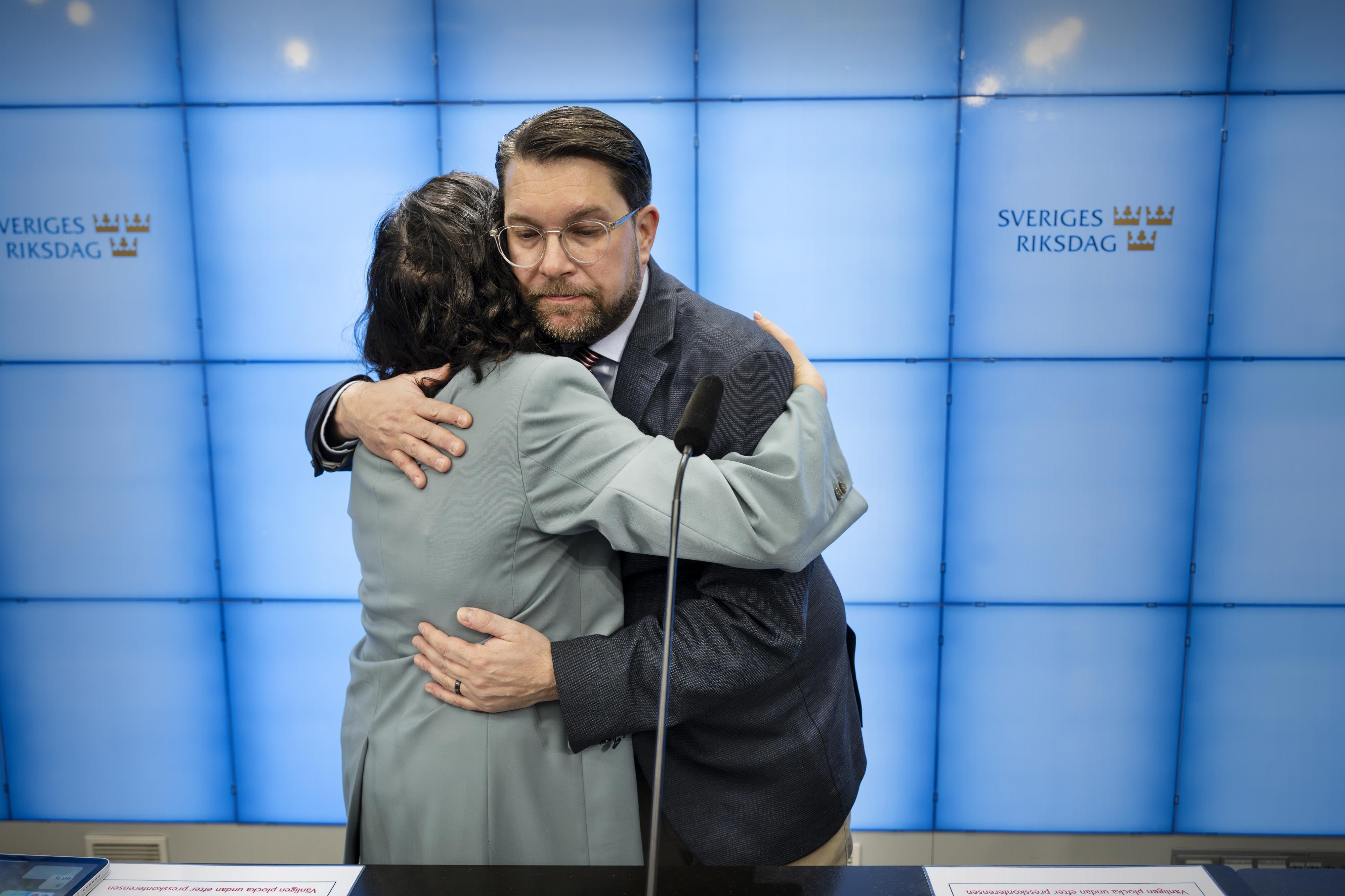 Simona Mohamsson kramar Jimmie Åkesson.