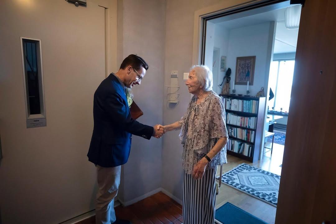 Ulf Kristersson skakar hand med Hédi Fried.