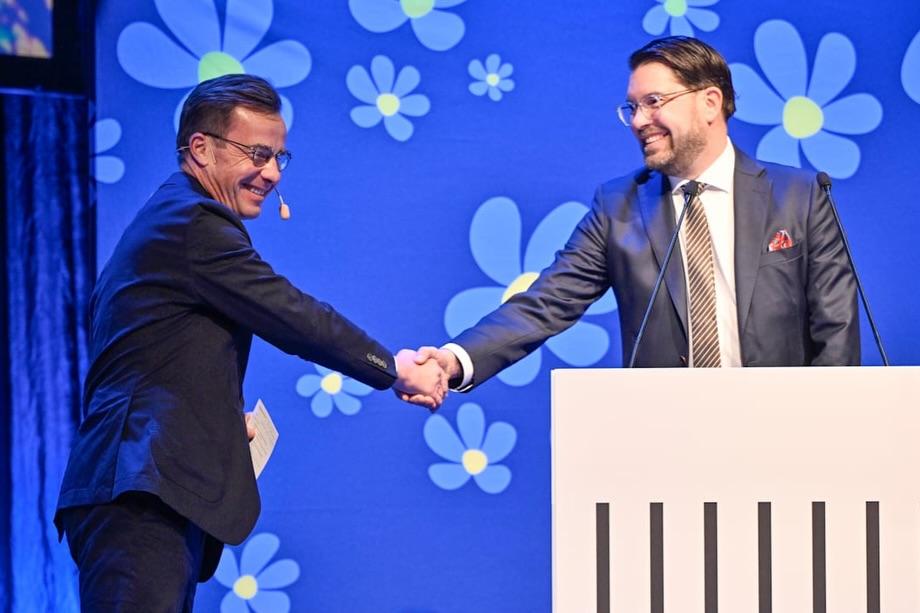 Ulf Kristersson skakar hand med Jimmie Åkesson.